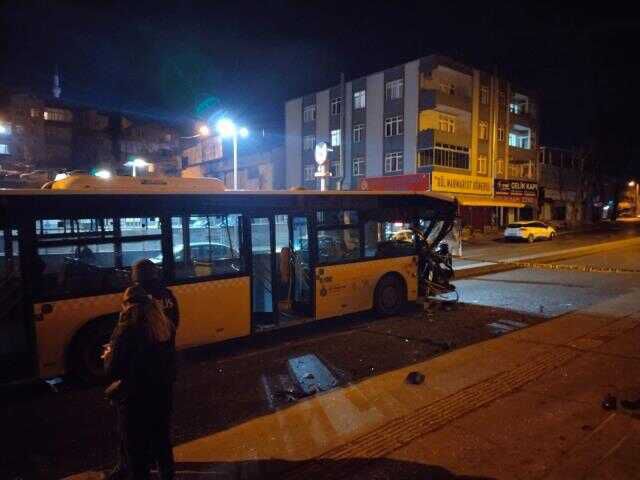 İSTANBUL-ÜMRANİYE'DE OTOMOBİLLE İETT OTOBÜSÜNÜN ÇARPIŞTIĞI KAZA KAMERADA