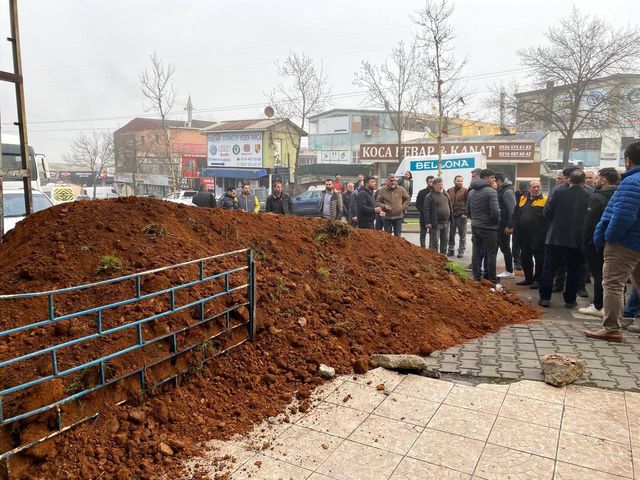 Sözleşmedekinden daha fazla kira isteyen dükkan sahibi, dükkanın önüne kamyonla kum döktürdü