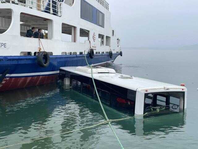 Malatya'da halk otobüsü, baraj gölüne devrildi: 4 yaralı (3)