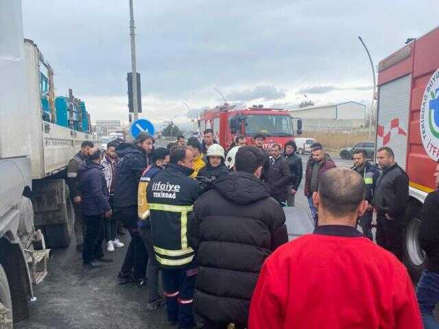 Kırmızı ışıkta feci kaza! Tır, önünde bekleyen kuryeyi böyle altına aldı