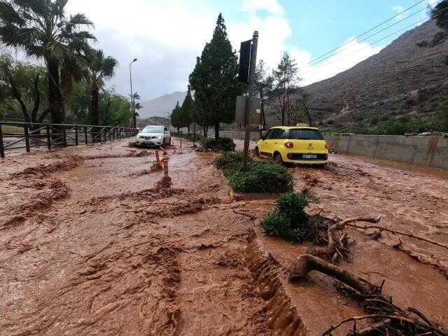 Sağanak ve fırtına Muğla'yı esir aldı! Marmaris Körfezi kahverengiye döndü