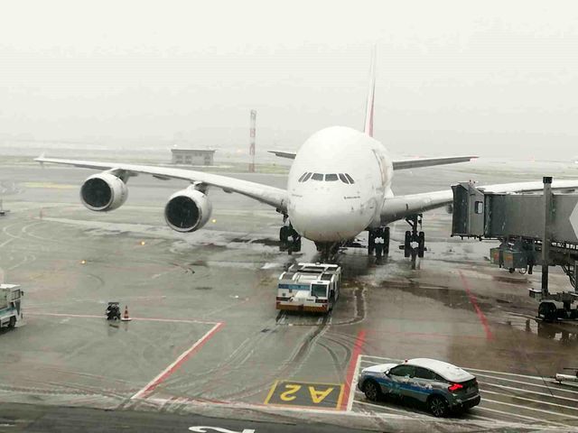 Kış sonunda gerçek yüzünü gösteriyor! İstanbul Havalimanı'nda kar yağışı etkili oldu