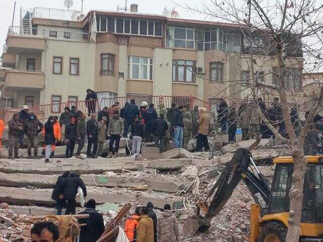 Türkiye güne acı uyandı! İşte 7,4 şiddetindeki depremin vurduğu 11 ilimizden yürek yakan kareler
