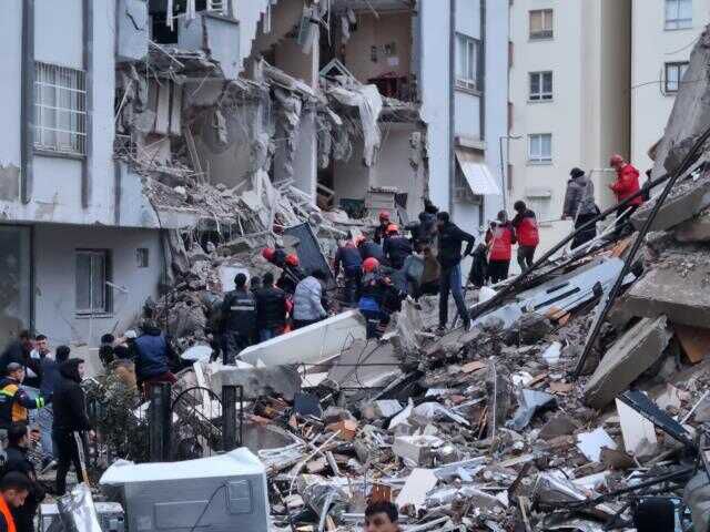 Türkiye güne acı uyandı! İşte 7,4 şiddetindeki depremin vurduğu 11 ilimizden yürek yakan kareler