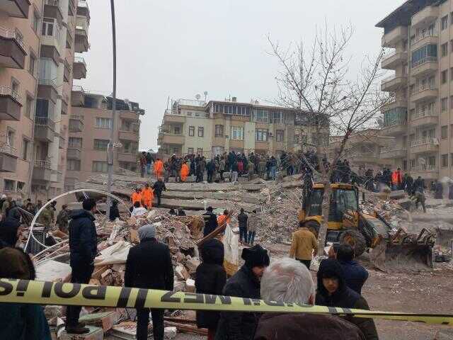 Türkiye güne acı uyandı! İşte 7,4 şiddetindeki depremin vurduğu 11 ilimizden yürek yakan kareler