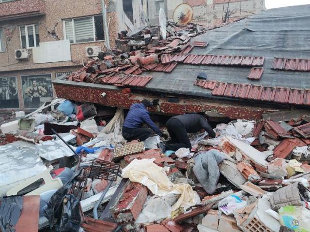 Enkazda tek başına! Minik bedeni göçük altında kalan çocuk bu şekilde kurtarılmayı bekledi