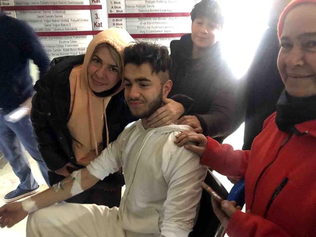 İdrarını içip annesinin çiçeklerini yiyerek hayatta kalmıştı...17 yaşındaki Adnan enkaz altındaki 94 saati İHA'ya anlattı