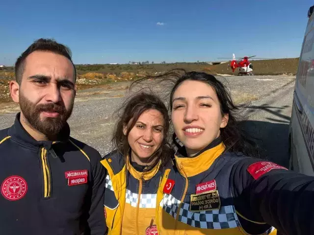 130 saat sonra ailesiyle enkazdan çıkan babanın ambulanstaki sözleri herkesi ağlattı: Sizi rahatsız ediyorum