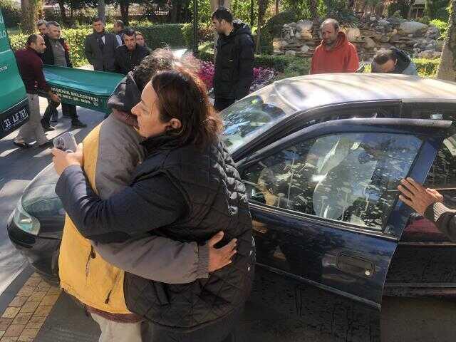 Sanatçı Orhan Aydın, enkaz altından çıkarılan kızının cenazesini kendi özel aracıyla Adana'ya götürdü