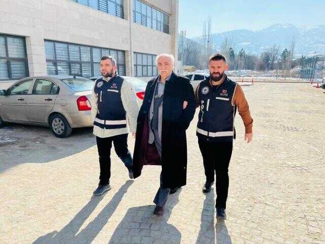 Depremde yıkılan çok sayıda binanın müteahhidi, Gürcistan'a kaçarken havalimanında yakalandı