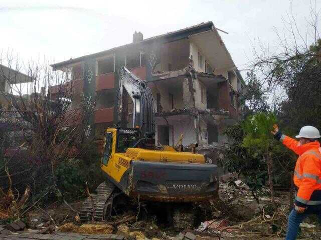 Büyükçekmece'de riskli binaların yıkımı hız kesmeden devam ediyor