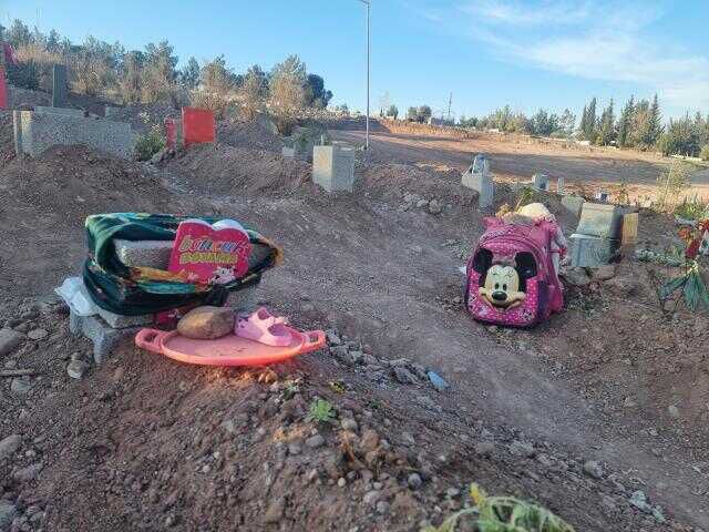 Depremde yakınlarını kaybeden aileler mezarlıklardan ayrılmıyor