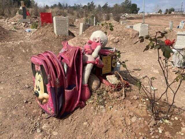 Osmaniye'deki deprem mezarlarının üzerine bırakılanlar duygulandırdı; 'Süper kahramanım, babam'