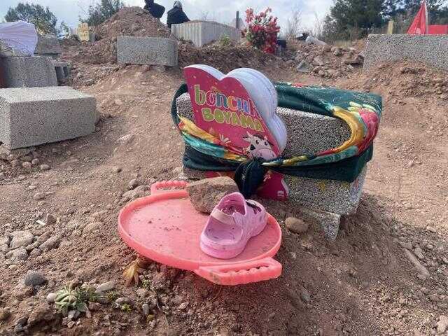 OSMANİYE'DEKİ DEPREM MEZARLARININ ÜZERİNE BIRAKILANLAR DUYGULANDIRDI; 'SÜPER KAHRAMANIM, BABAM'