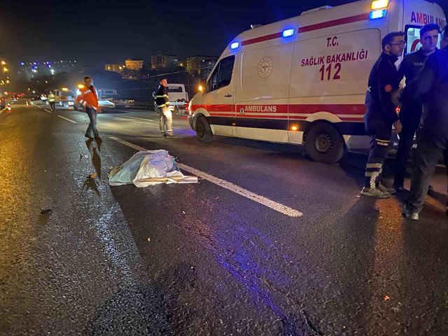 TEM Otoyolu'nda seyir halindeki otomobilden düşen şahıs iki aracın çarpması sonucu öldü