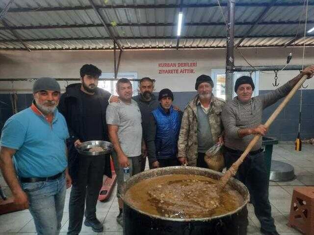 Samandağ'da gurbetçiler, depremzedelere 'hirisi' dağıttı
