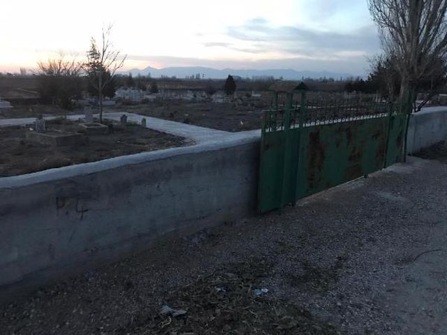 Mezarlıkta bedeninin yarısı toprağa gömülü kadın cesedi bulundu