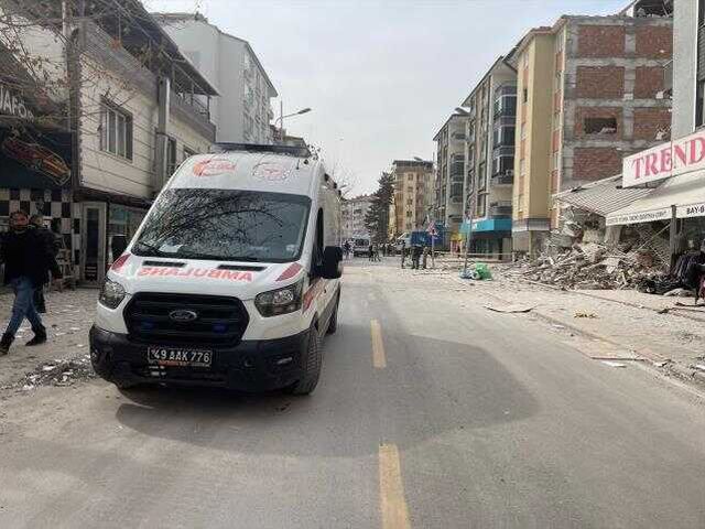 Son dakika! Yeşilyurt Belediye Başkanı'ndan 5.6'lık depremle ilgili açıklama: Baba ve kızı enkaz altında kaldı