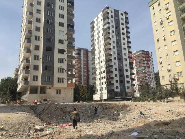 90 kişiye mezar olan apartmanda yaşayan aile çocuklarının oyun tutkusu sayesinde hayatta kaldı