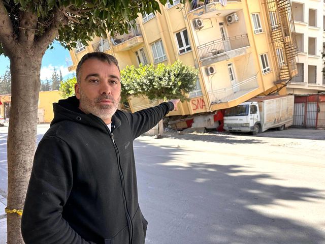Her an çökebilir: Yan yatan 5 katlı binayı altında kalan kamyonet tutuyor