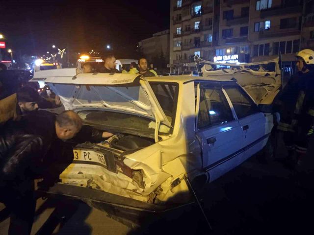 Afyonkarahisar'da 16 yaşındaki sürücü, park halindeki iki araca çarptı! 1 kişi öldü, 4 kişi yaralandı