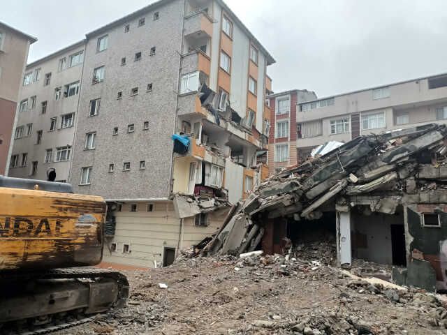 Bahçelievler'de bir binanın yıkım çalışmaları sırasında kepçe operatörü sağlam binanın duvarına hasar verdi