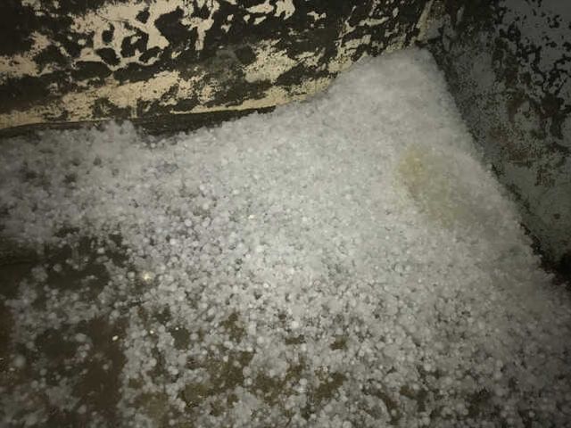 Şiddetli yağış sonrası biriken dolu yığınında araç mahsur kaldı
