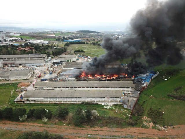 Kocaeli'de kimya fabrikasının deposunda yangın! Patlamalar oluyor