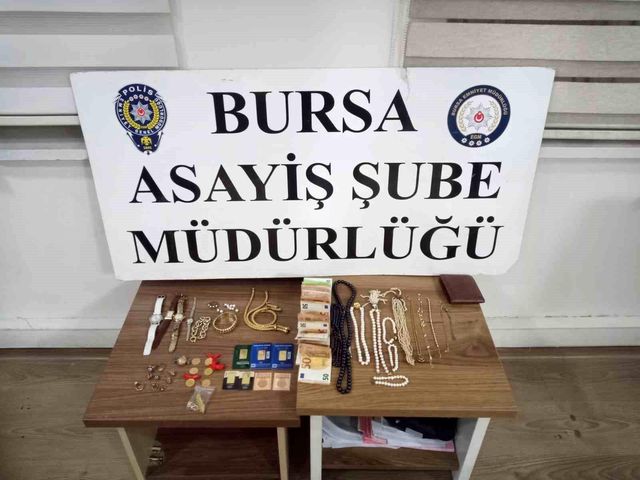 18 yaşındaki sahte polis, emekli öğretmeni 750 bin lira dolandırdı