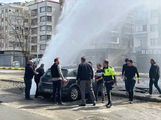 Ana isale hattı patladı, 8 katlı binayı su bastı! Evlerin hali inanılmaz