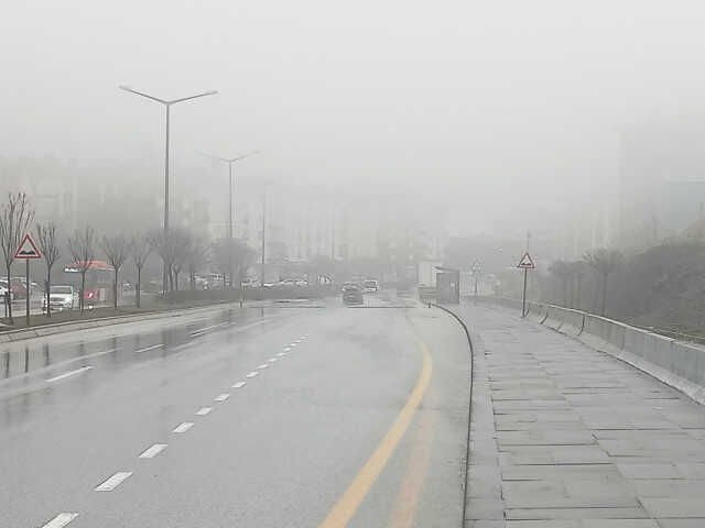 Ankara'da şiddetli yağış hayatı olumsuz etkiledi