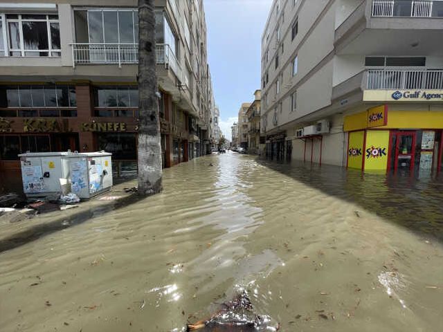 Deprem bölgesi İskenderun'u fırtına vurdu: Denizi taştı, yangın çıktı