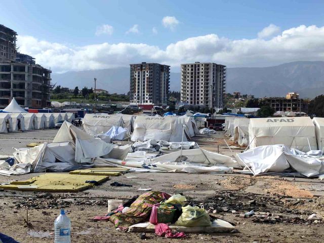 Hatay'da fırtına çadırları yıktı