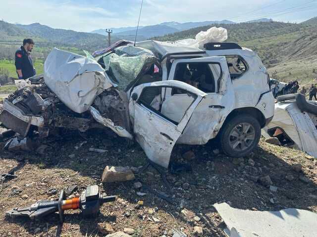 Şırnak'ta tır ile hafif ticari aracın çarpıştığı kazada, 3 kişi öldü