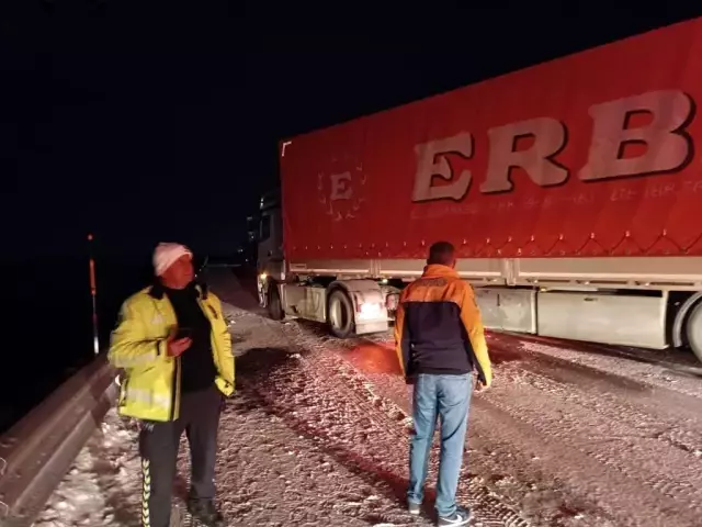Ardahan'da kar ve tipi nedeniyle tırlar Sahara Geçidi'nde mahsur kaldı