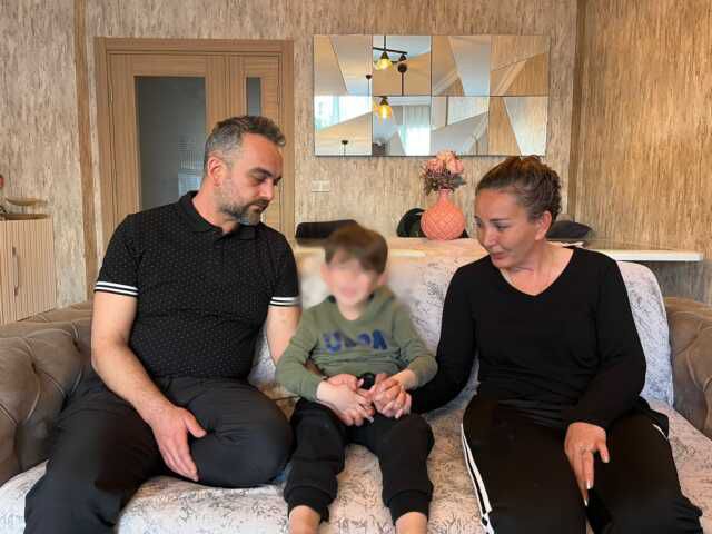 Otizmli çocuğun sesinden rahatsız olan şahıs 20 gün pusuda bekledi! Anne ve babasını kuytu köşede darbetti