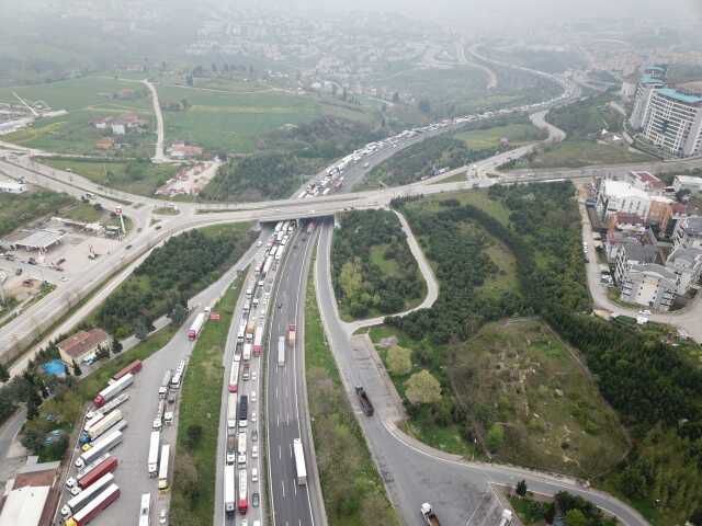 Arızalanan otomobile kamyon çarptı, TEM'de metrelerce kuyruk oluştu