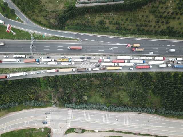 Arızalanan otomobile kamyon çarptı, TEM'de metrelerce kuyruk oluştu