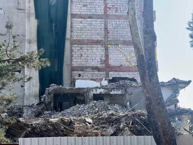 Kartal'da yıkım sırasında bitişik binadaki dairenin duvarı delindi