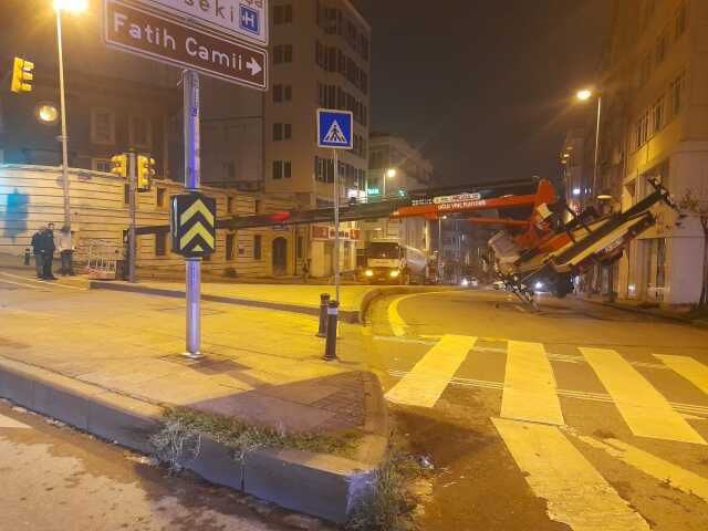 Çalışma sırasında sepetli vinç devrildi! 2 operatör yaralandı
