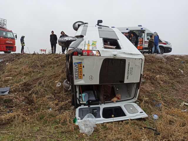 Sürücünün kontrolü kaybettiği minibüs devrildi: 12 İranlı yaralandı