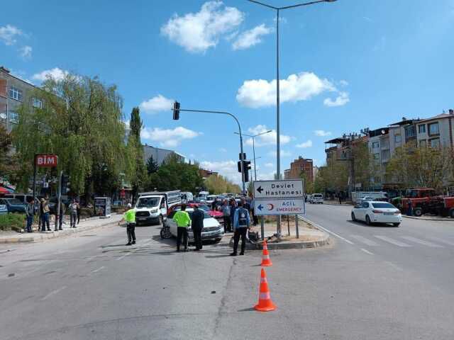 Direksiyon başında kalp krizi geçiren sürücü 2 yaya ardından 6 araca çarparak durabildi