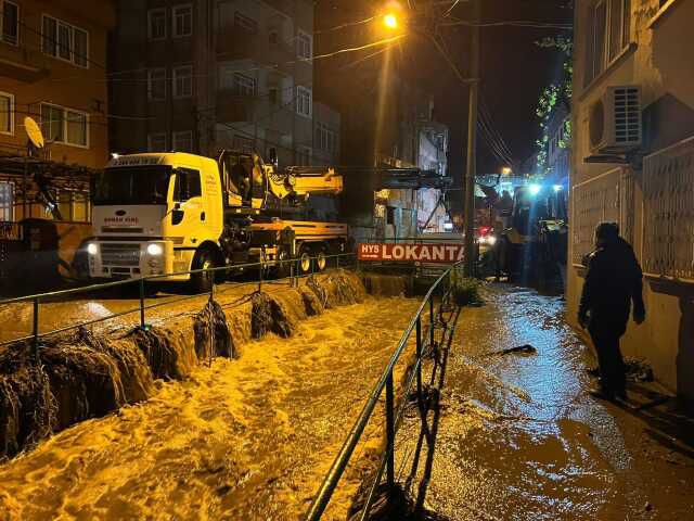 İzmir'de sağanak sonucu evleri su bastı, araçlar yolda kaldı