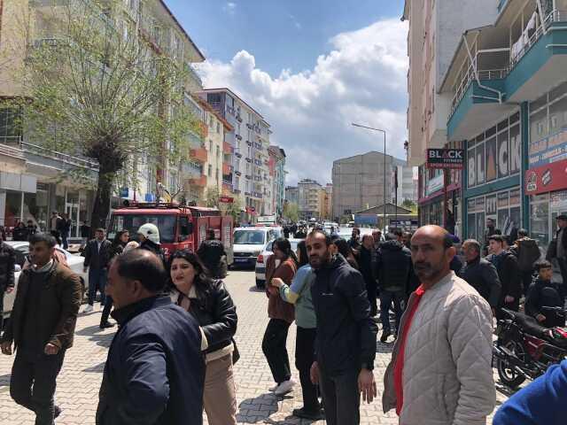 Kağızman'da feci kaza: Tırın altında kalan öğrencilerden biri hayatını kaybetti, diğerinin durumu ağır