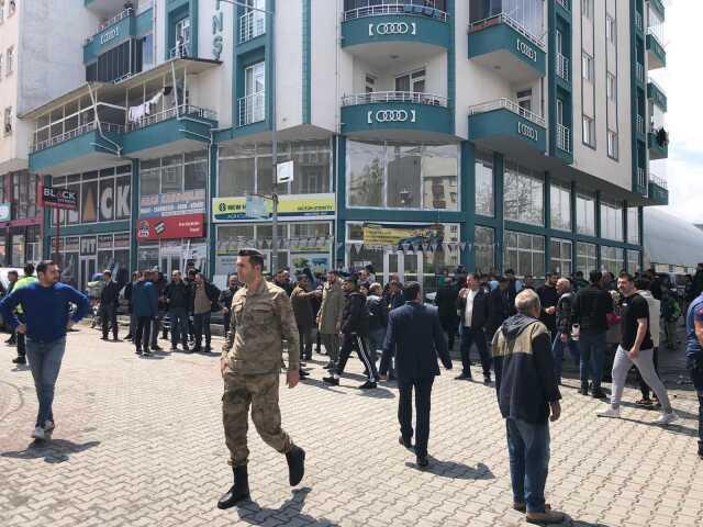 Kağızman'da feci kaza: Tırın altında kalan öğrencilerden biri hayatını kaybetti, diğerinin durumu ağır