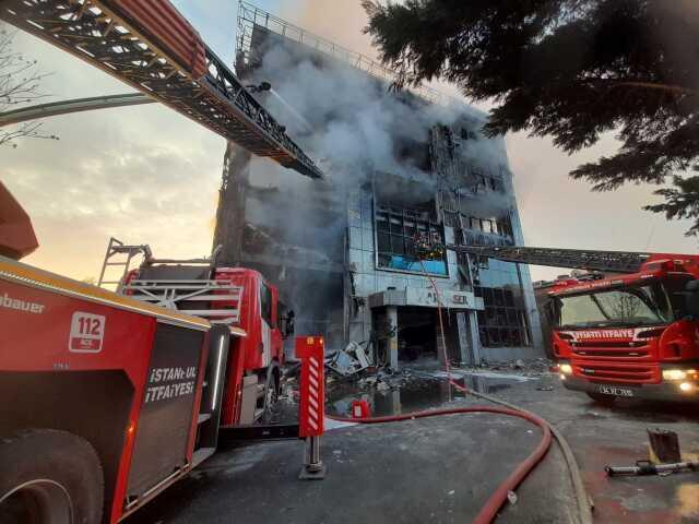 Akit Medya Grubu'nun da bulunduğu binada çıkan yangını söndürme çalışmaları 15'inci saatinde devam ediyor