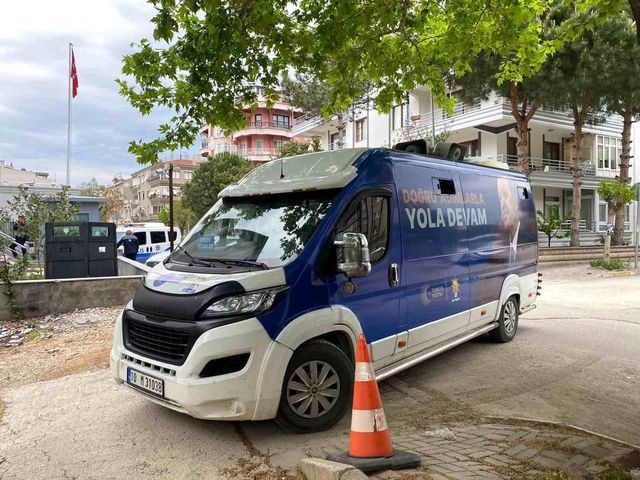 Balıkesir'de AK Parti seçim aracına saldırı