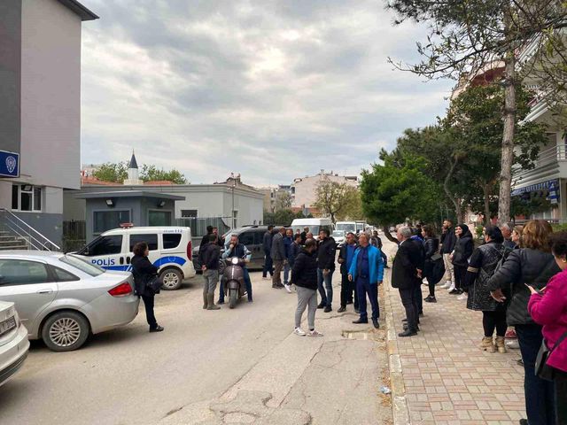 Balıkesir'de AK Parti seçim aracına saldırı