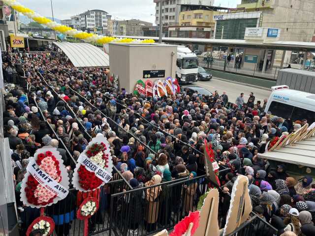 Bursa'da ucuzluk izdihamı...Birbirlerini ezip dükkanı talan ettiler