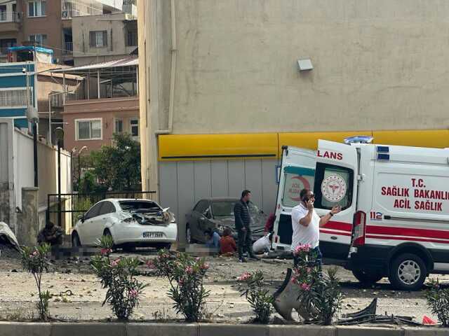 Hatay'da kamyon araçların arasında daldı, ölü ve yaralılar var